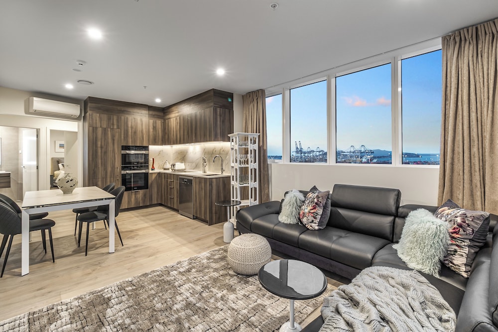 Modern 2BR Penthouse for Families by Zodiak Stays — 4-Star Luxury Hotel in Auckland, New Zealand