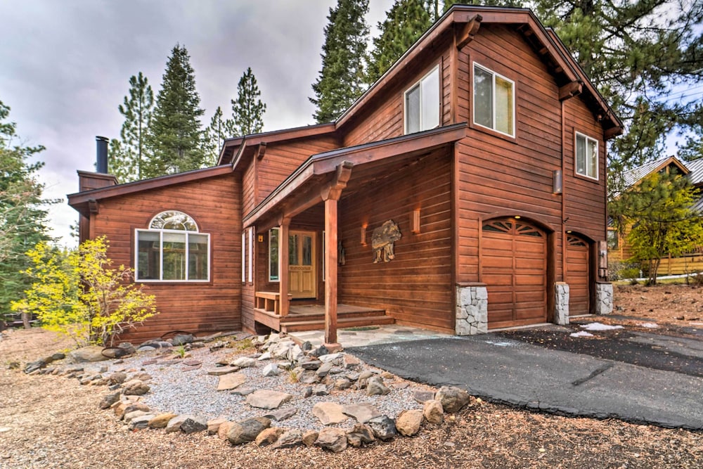Tahoe Donner Retreat w Hot Tub & Fireplace - featured photo