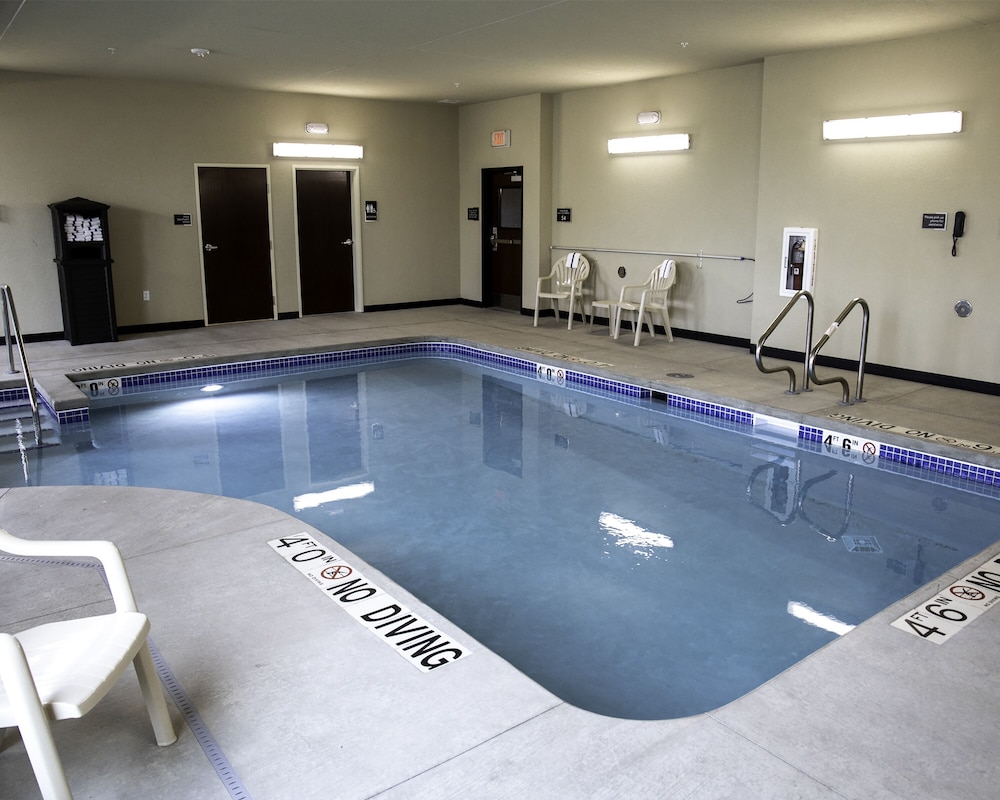 Cobblestone Hotel & Suites Two Rivers - photo 11