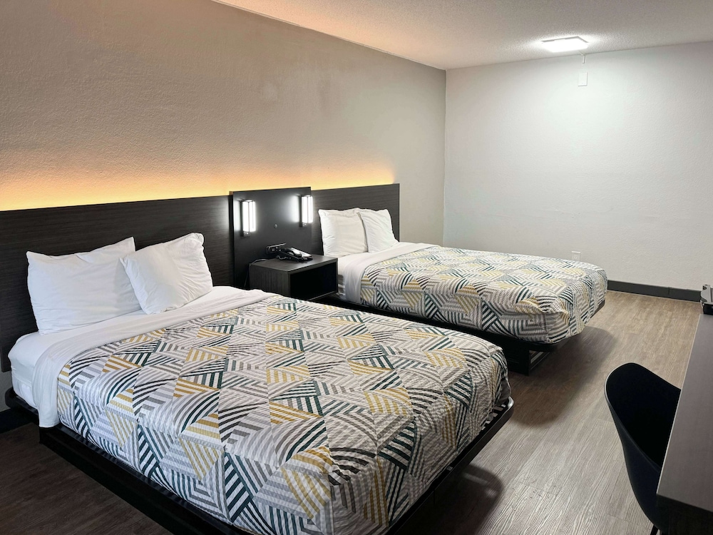 Days Inn & Suites by Wyndham Huntsville Space Center - photo 2