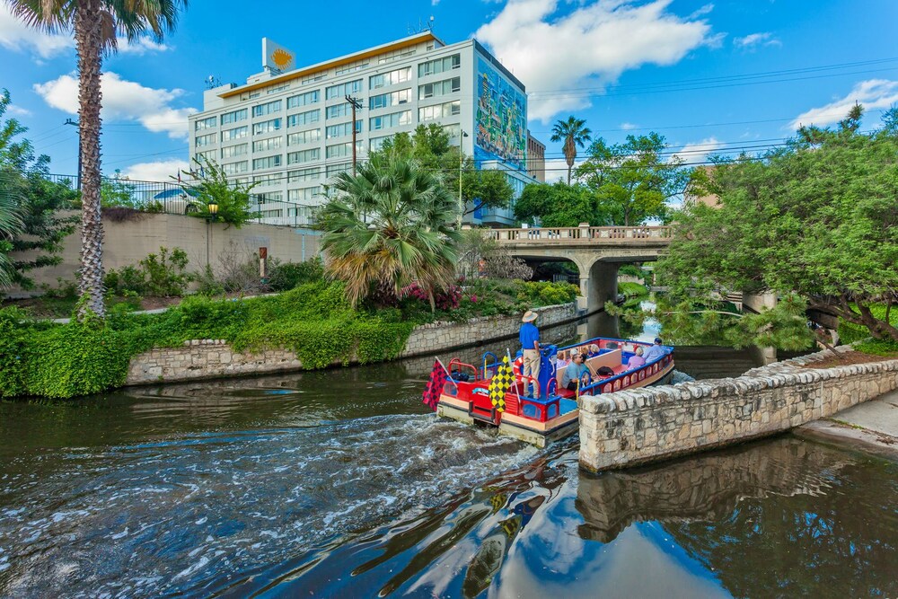 El Tropicano Riverwalk Hotel - photo 44