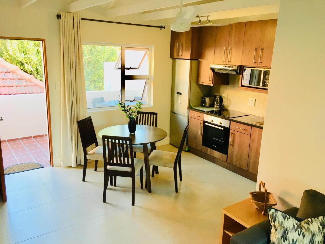 Kilkenny Cottages 2 Bedroom Unit — 4-Star Luxury Hotel in Randburg, South Africa