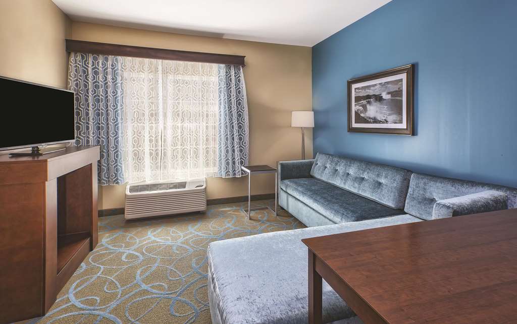 La Quinta Inn & Suites by Wyndham Niagara Falls - photo 8
