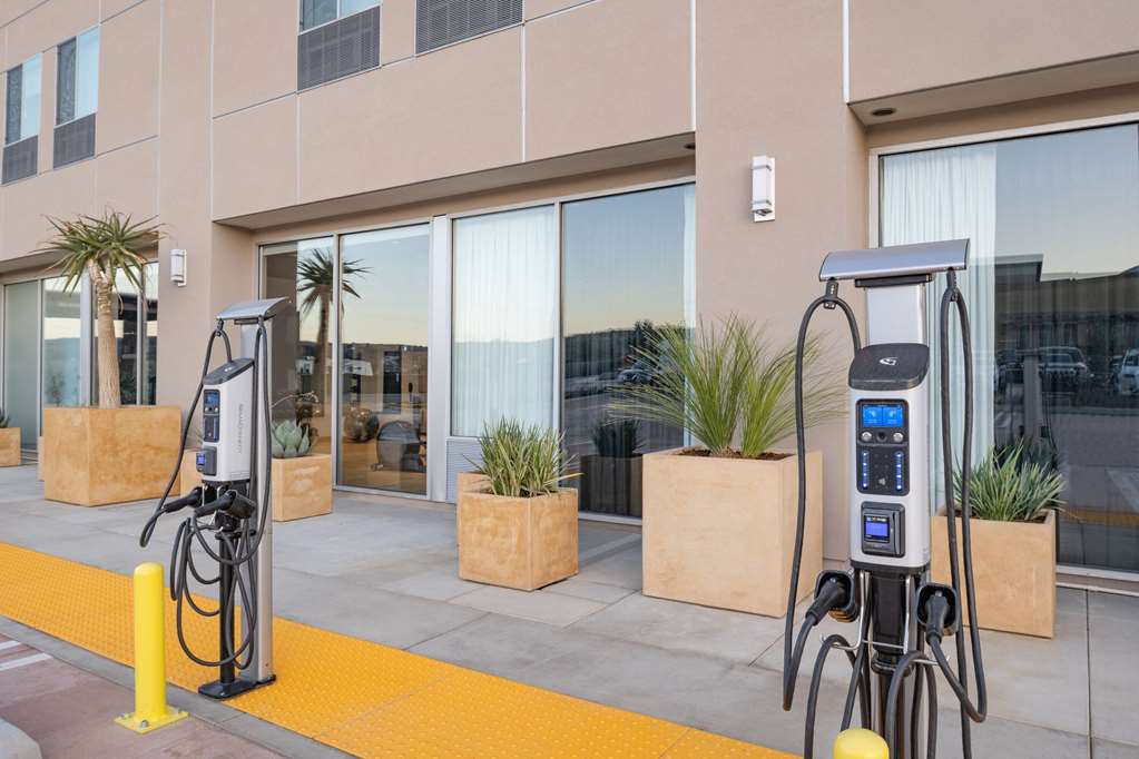 La Quinta Inn & Suites by Wyndham Yucaipa - photo 32