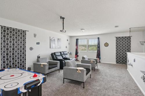 Lakefront Luxury Retreat 5BR in Jacksonville, United States