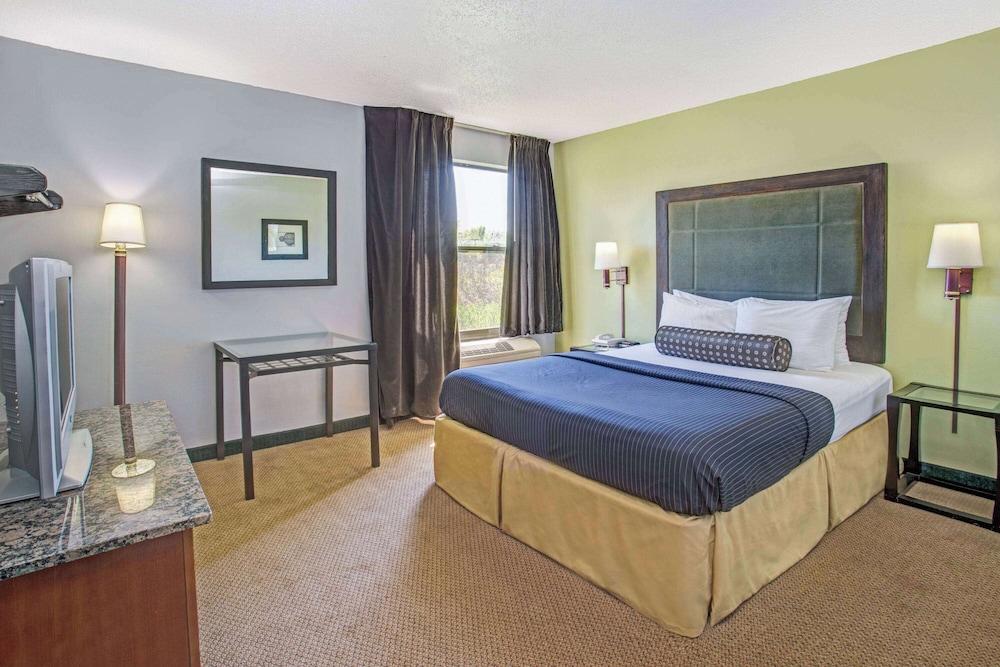 Days Inn by Wyndham Great Lakes Naval Base - photo 15