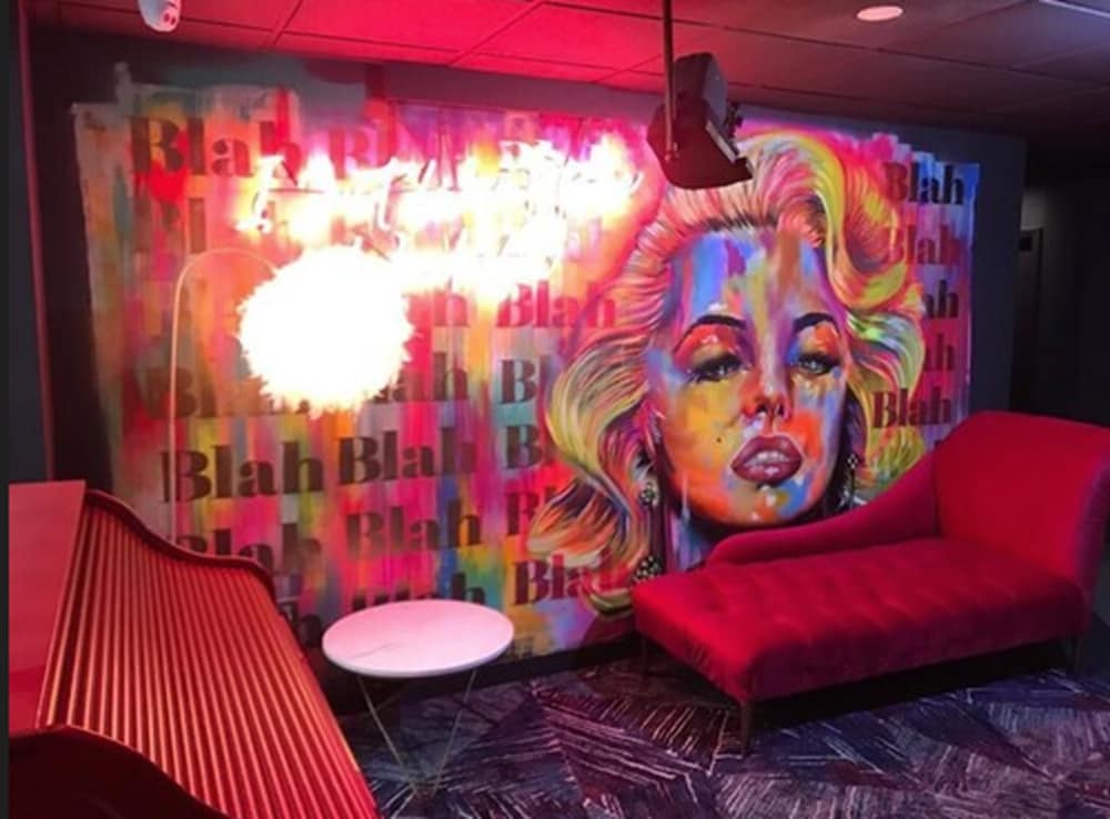 Lobby lounge