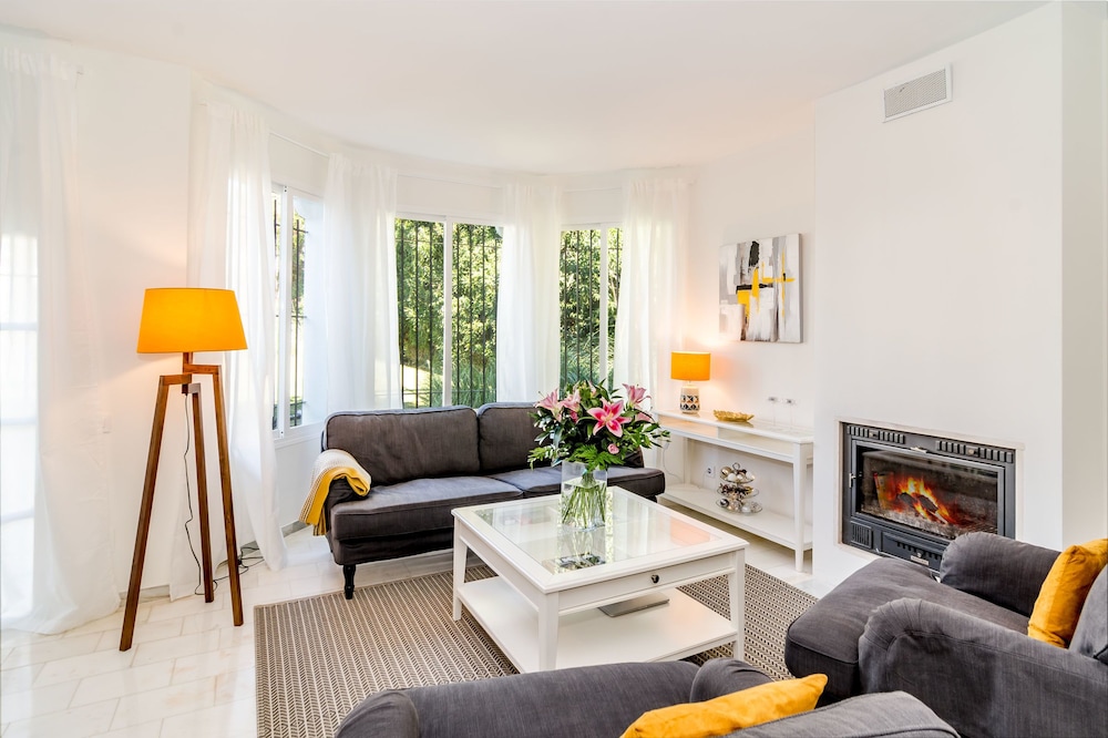 SE Spacious townhouse in Nueva Andalucia Roomservice — 4-Star Luxury Hotel in Marbella, Spain