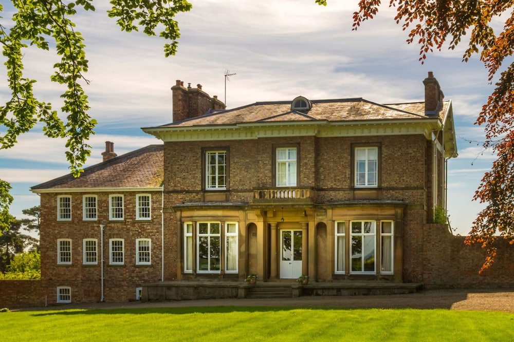 The Wing at Brook Hall nr York & Leeds FREE hot tub pet-friendly hotel Tadcaster