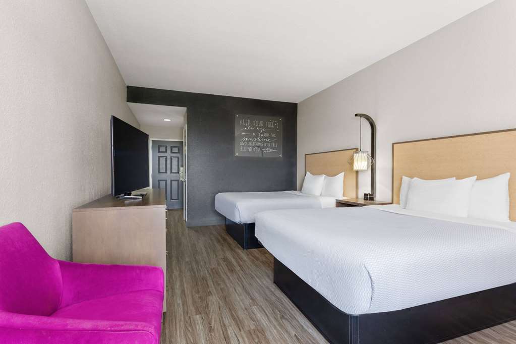 La Quinta Inn & Suites by Wyndham Ft. Pierce - photo 11