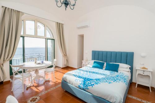 Dipintodiblù — 4-Star Luxury Hotel in Meta, Italy