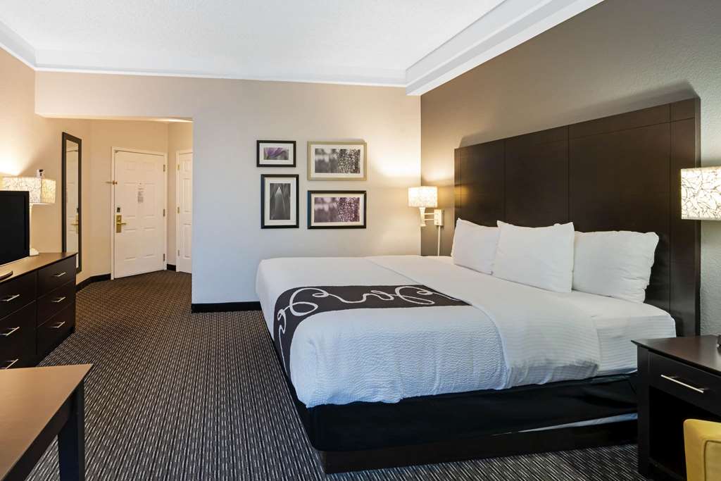 La Quinta Inn & Suites by Wyndham Mesa Superstition Springs - photo 20