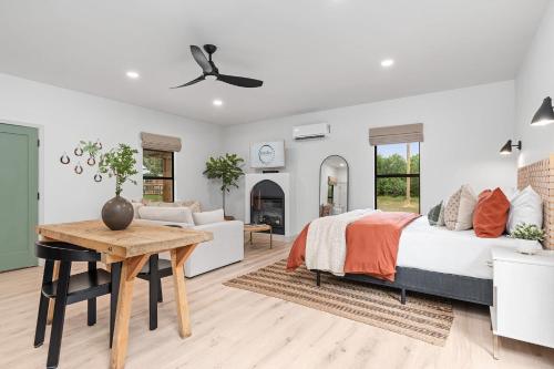 Caroline's Cottage Hot tub Firepit sleeps 2 — 4-Star Luxury Hotel in Fredericksburg, United States