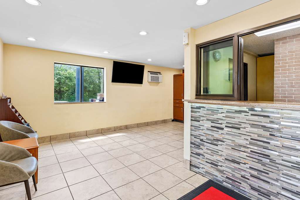 Econo Lodge Akron Copley Northwest - photo 9