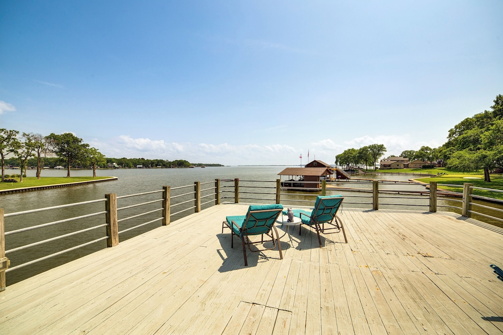 Waterfront Gem on Cedar Creek Lake w Deck Games — hotel in Mabank