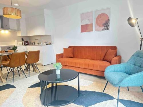 Jacinto Benavente 15 4a Con Parking Gratis by Ybh in Vigo, Spain