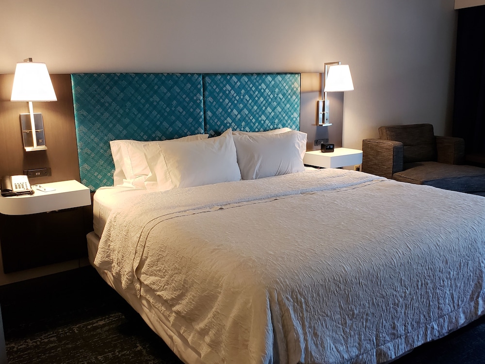 Hampton Inn & Suites Newtown - photo 8