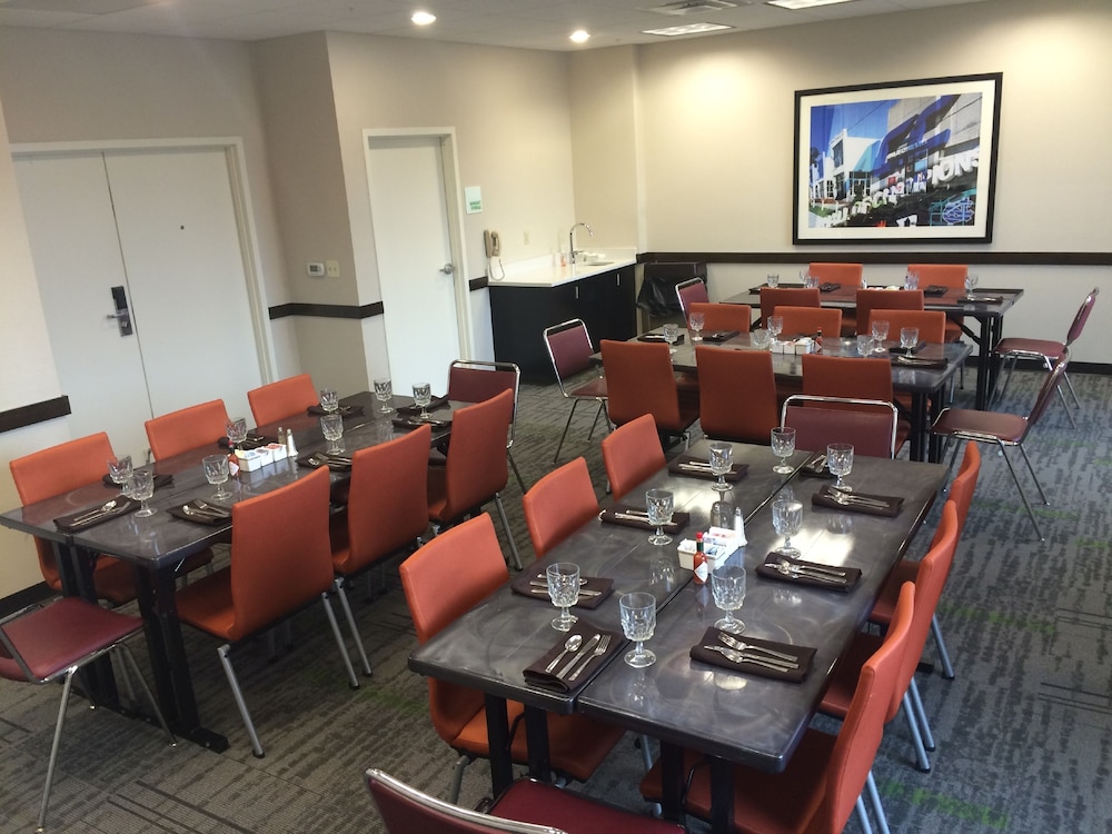 Holiday Inn Greensboro Coliseum by IHG - photo 24