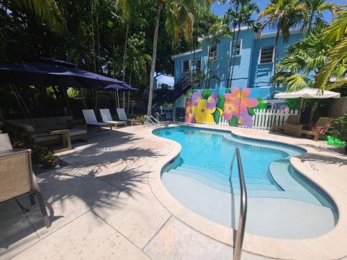 Duval Street Suite w kitchen and shared heated pool — 4-Star Luxury Hotel in Key West, United States