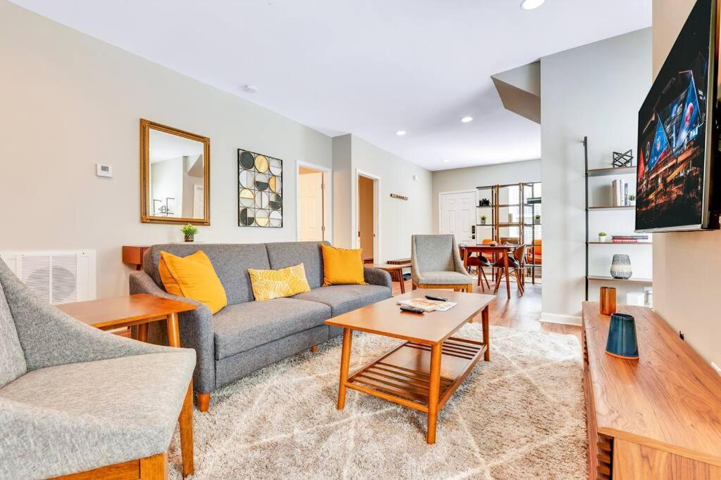 Cozy Downstairs Unit w King bed WIFI and Parking