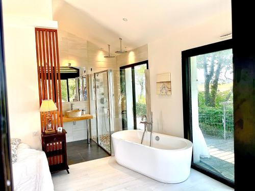 Maison en bord de riviA re de mer — 4-Star Luxury Hotel in Le Fenouiller, France