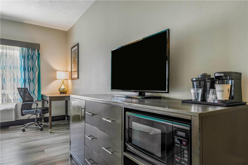 La Quinta Inn & Suites by Wyndham Batavia - photo 19