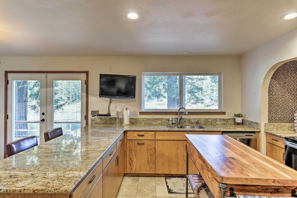 Riverfront Crescent City Home 8 Mi to Beach — 4-Star Luxury Hotel in Crescent, United States