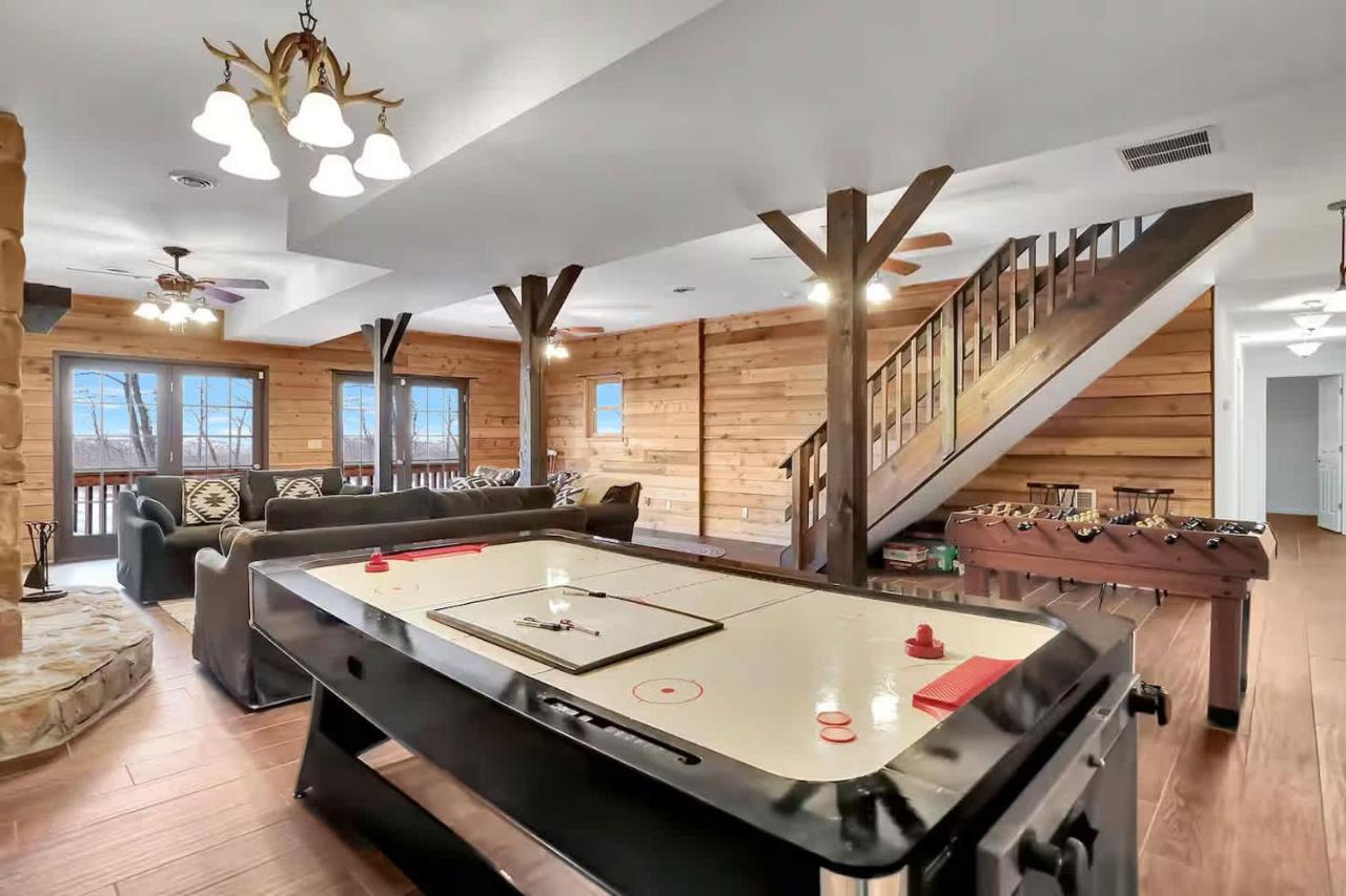 5 Bedroom Suites Hot Tub Jacuzzi Tub & Game Room — 4-Star Luxury Hotel in Berkeley Springs, United States