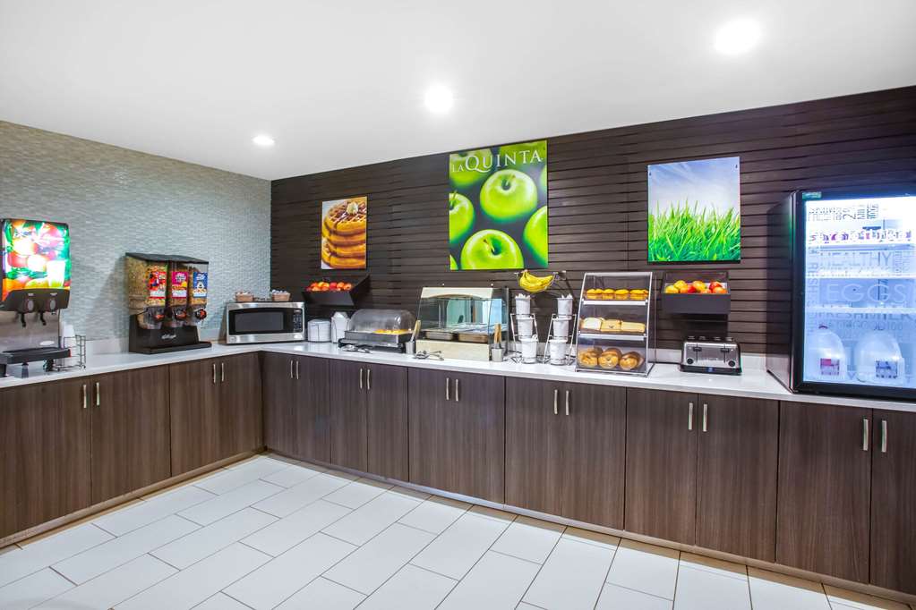 La Quinta Inn & Suites by Wyndham Pontoon Beach - photo 50
