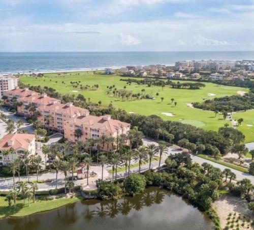 Palm Coast FL 2BD 2BR Beach Villa Walk to the Ocean — 4-Star Luxury Hotel in Palm Coast, United States
