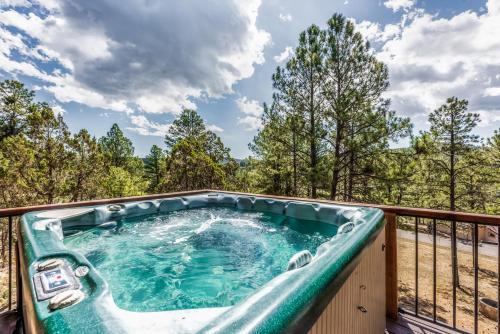 Big Rock Chalet: Gorgeous Views Great Location 4 Bedrooms and a HOT TUB — 4-Star Luxury Hotel in Ruidoso, United States
