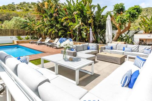 Tranquil and spacious 5 bedroom family villa — 4-Star Luxury Hotel in Sant Pere De Ribes, Spain