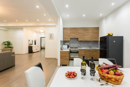 The Grand Apartment l