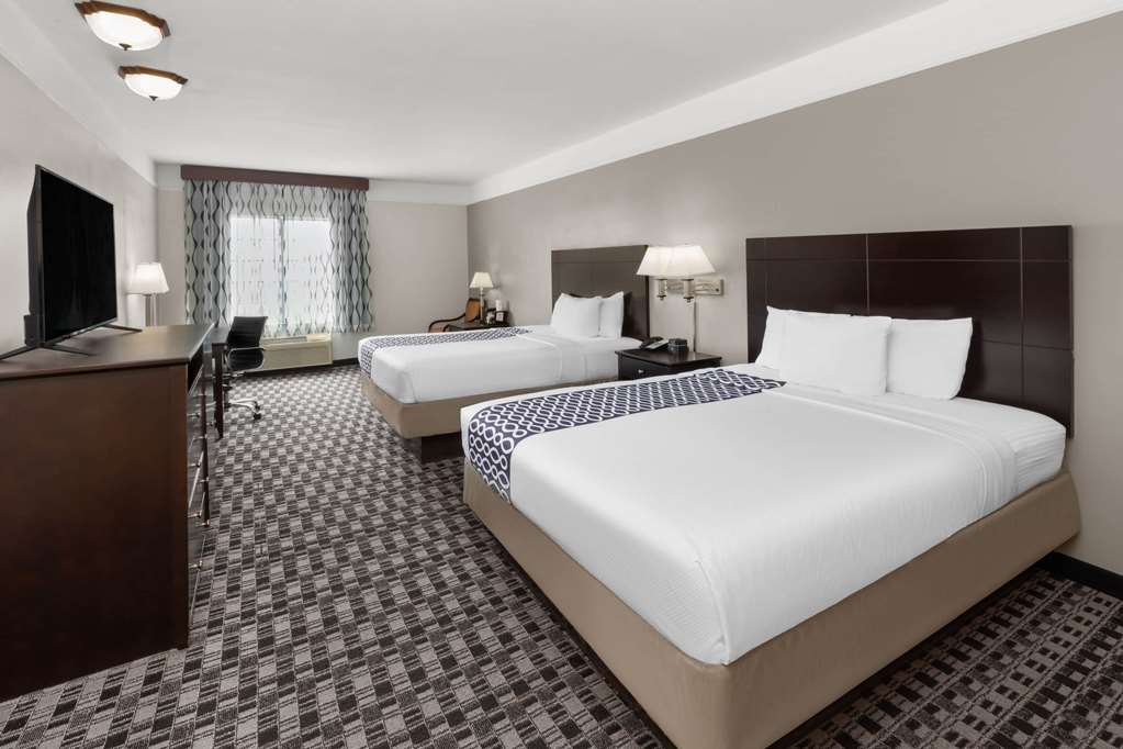 La Quinta Inn & Suites by Wyndham Deer Park - photo 16