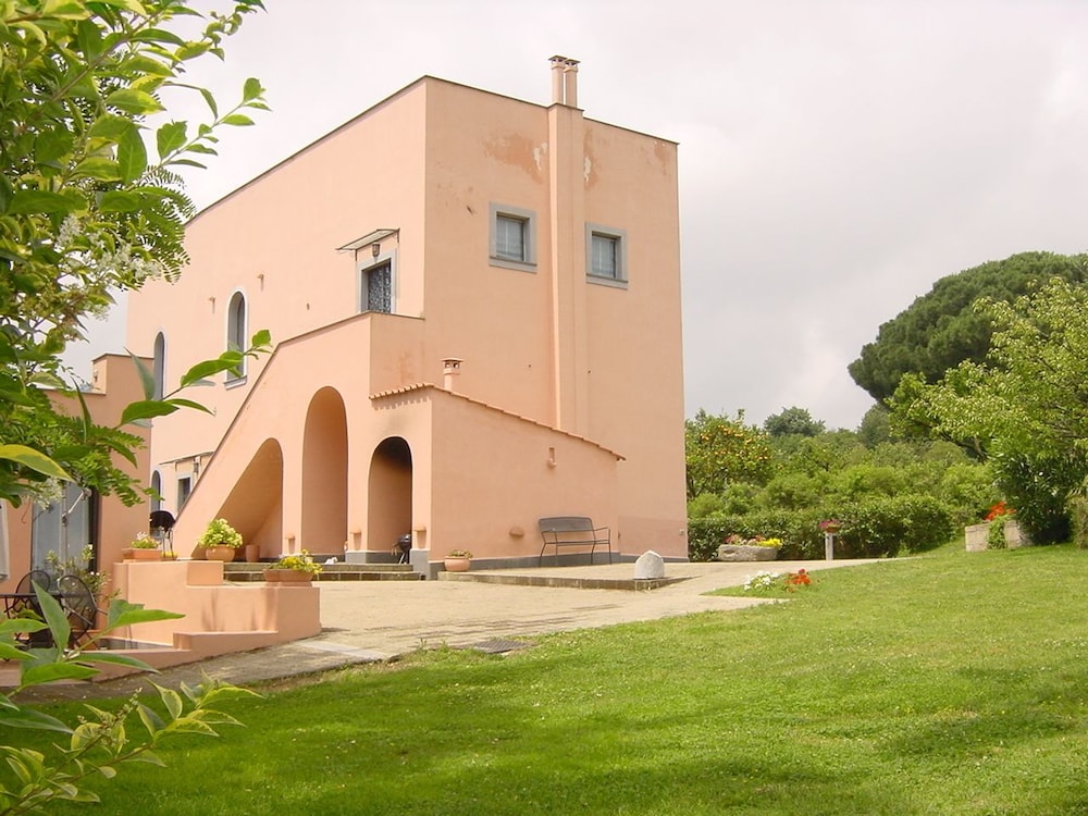 Flegrea House Casa Rosa — 4-Star Luxury Hotel in Pozzuoli, Italy
