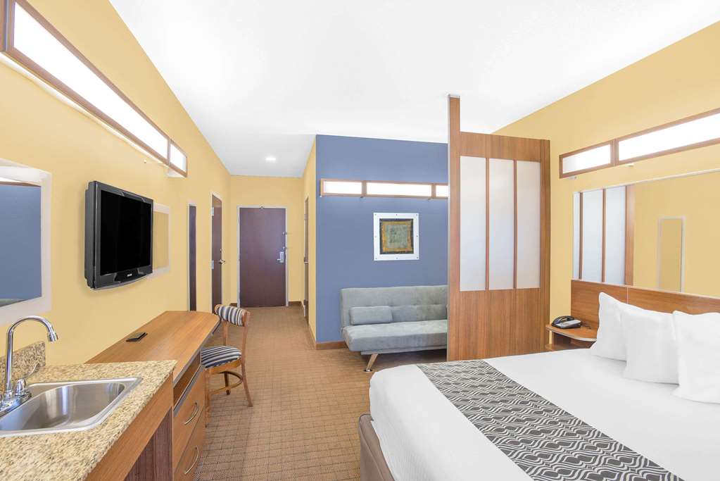 Microtel Inn & Suites by Wyndham Chili Rochester Airport - photo 14