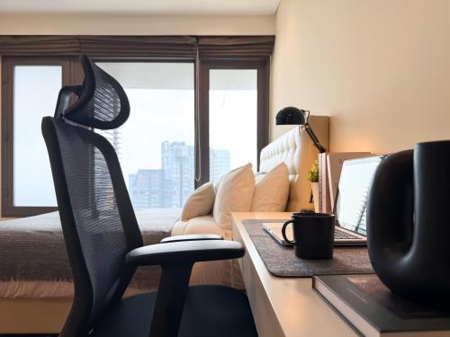 Spacious High Rise 2BR Ultra Fast Wifi Phrom Phong