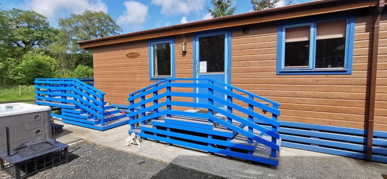 Glen Bay 2 Bed Lodge on Friendly Farm Stay with Private Hot Tub — 4-Star Luxury Hotel in New Cumnock, United Kingdom
