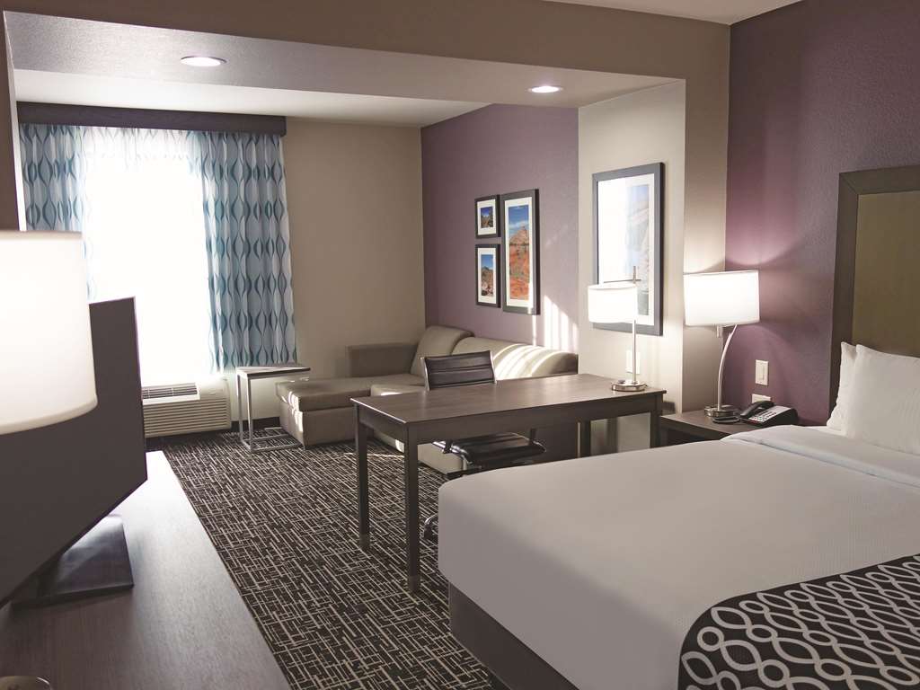 La Quinta Inn & Suites by Wyndham Pampa - photo 34