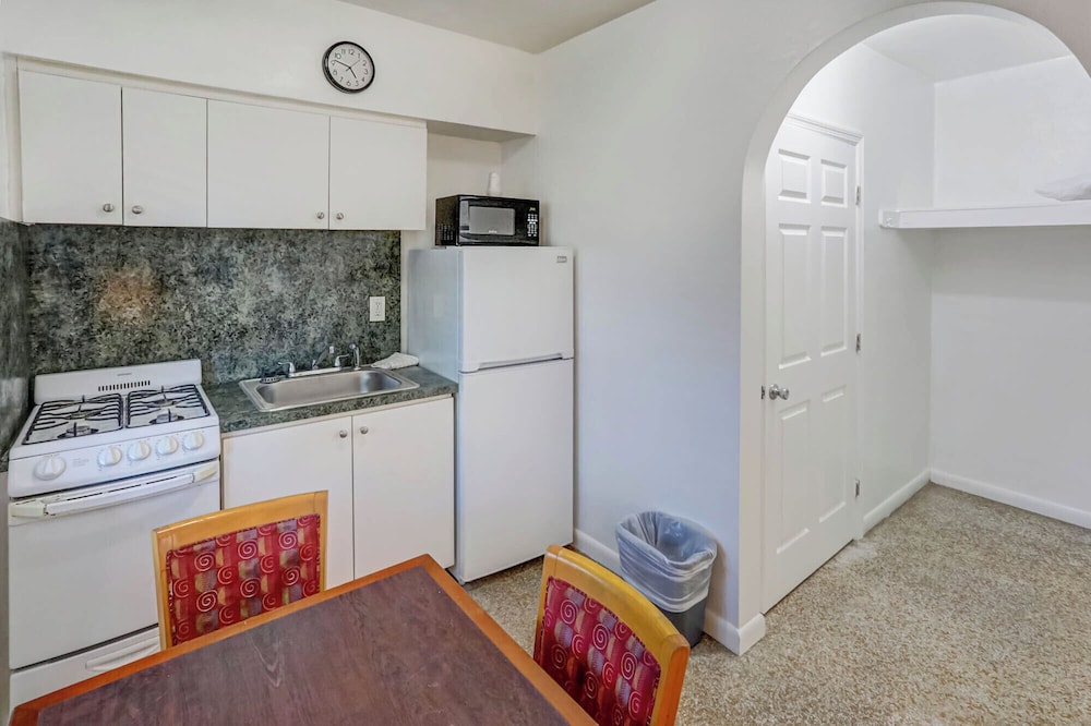 Richard's Pet Friendly Motel - photo 22