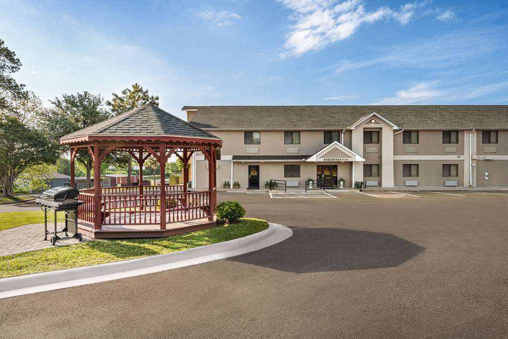 Baymont by Wyndham Hearne - photo 42