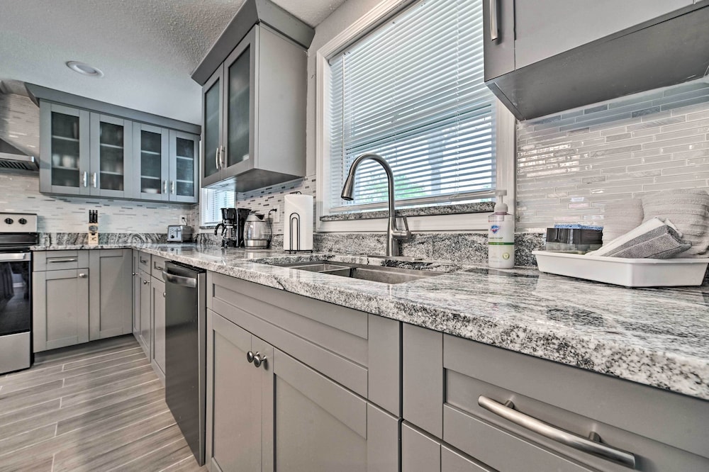 Renovated Port Richey Oasis w Lanai Grill — hotel in Port Richey
