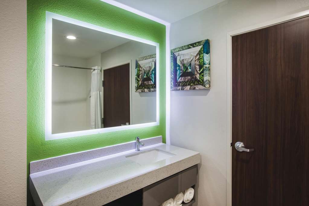 La Quinta Inn & Suites by Wyndham Owasso - photo 14