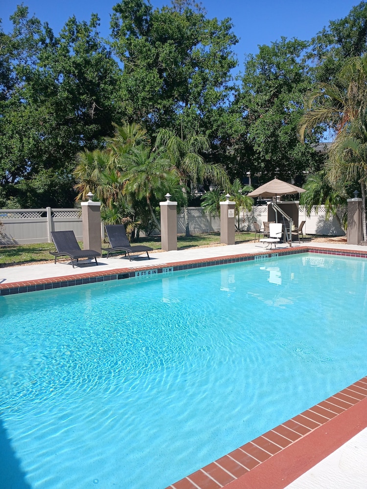 Best Western Plus Bradenton Hotel & Suites - photo 14