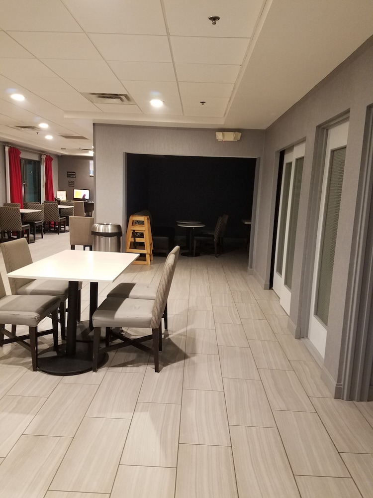 Hampton Inn Kansas City Blue Springs - photo 37