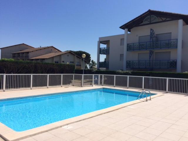 Appart Les Goelands Piscine Et Jardin — 4-Star Luxury Hotel in Andernos-Les-Bains, France