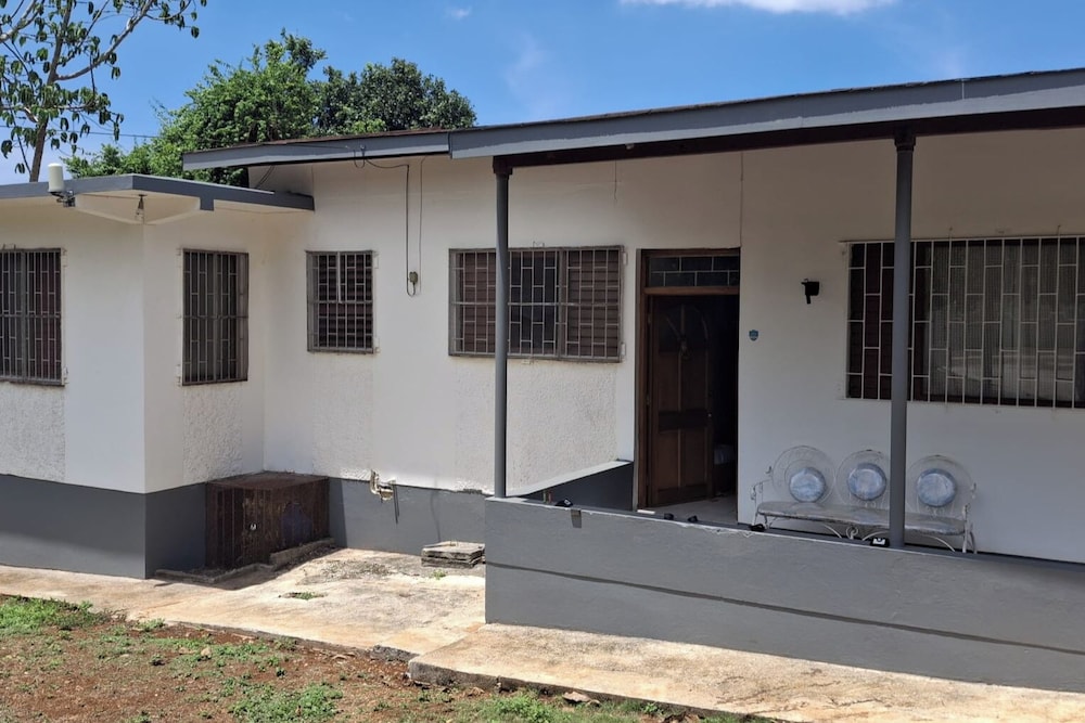 Healing 3 bed Retreat Sleeps 3 Hot Tub & Pool in Unknown City, Jamaica