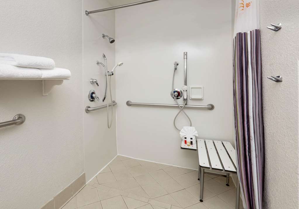 La Quinta Inn & Suites by Wyndham Dallas North Central - photo 14