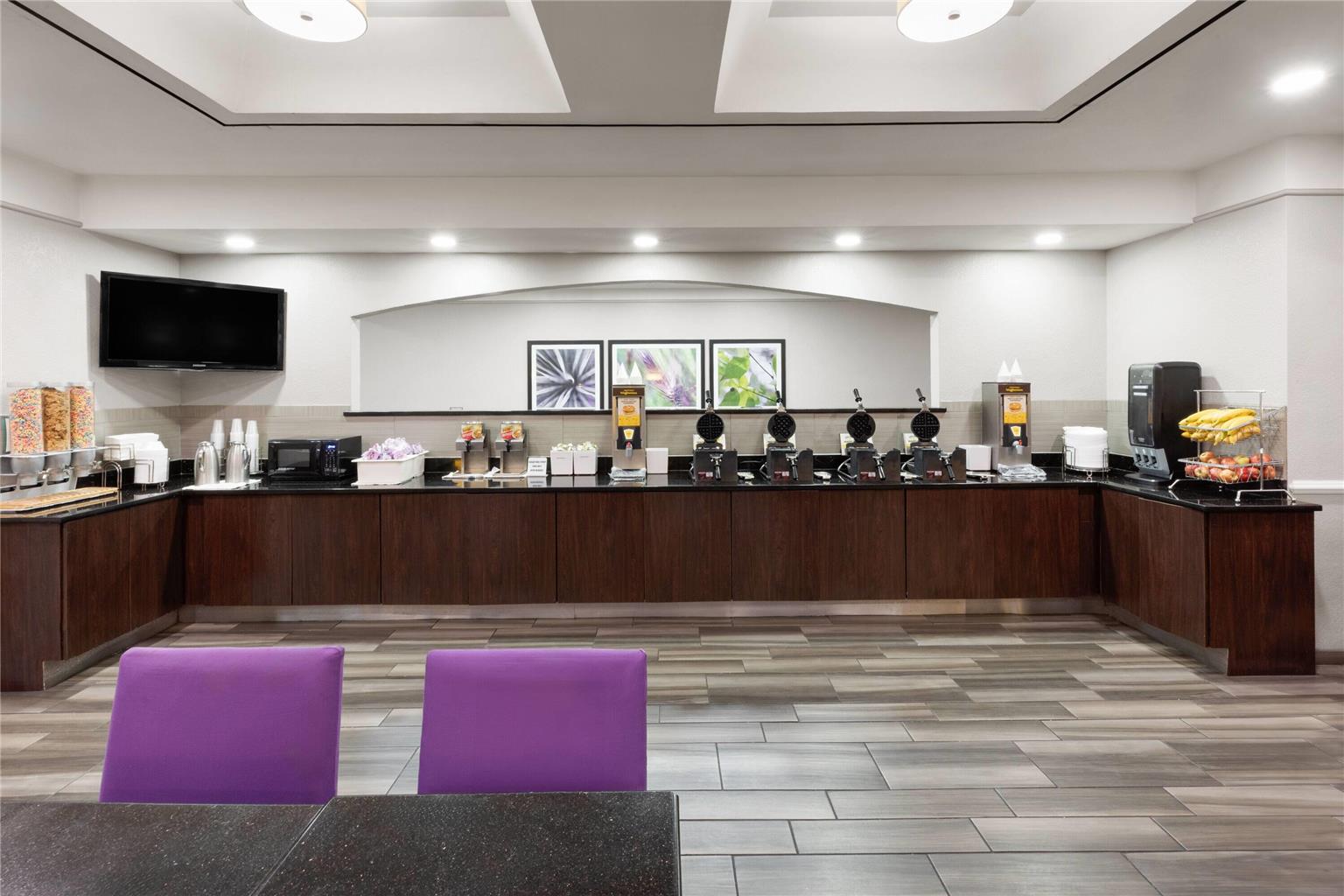 La Quinta Inn & Suites by Wyndham San Antonio Airport - photo 36