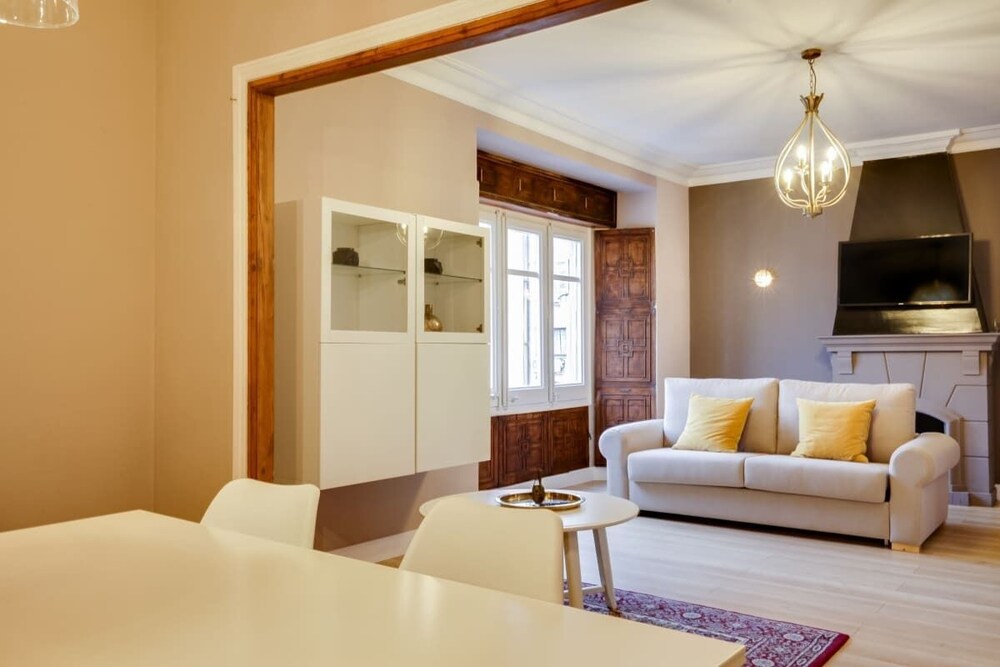 Cosy 3 Bed 2 Bath in Vibrant Eixample Near Metro — Barcelona — photo 2